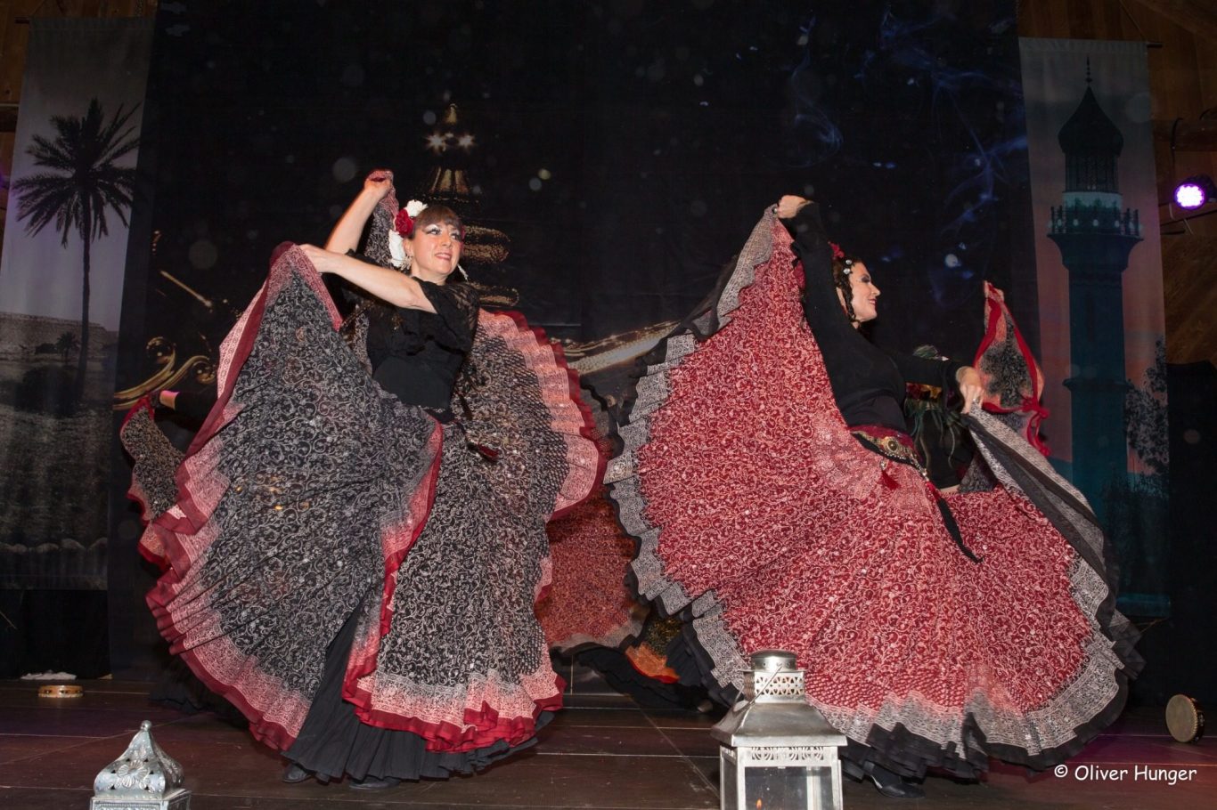 Gypsy Tribal Tänzerinnen mit  weiten gemusterten Röcken in Schwarz und Rot